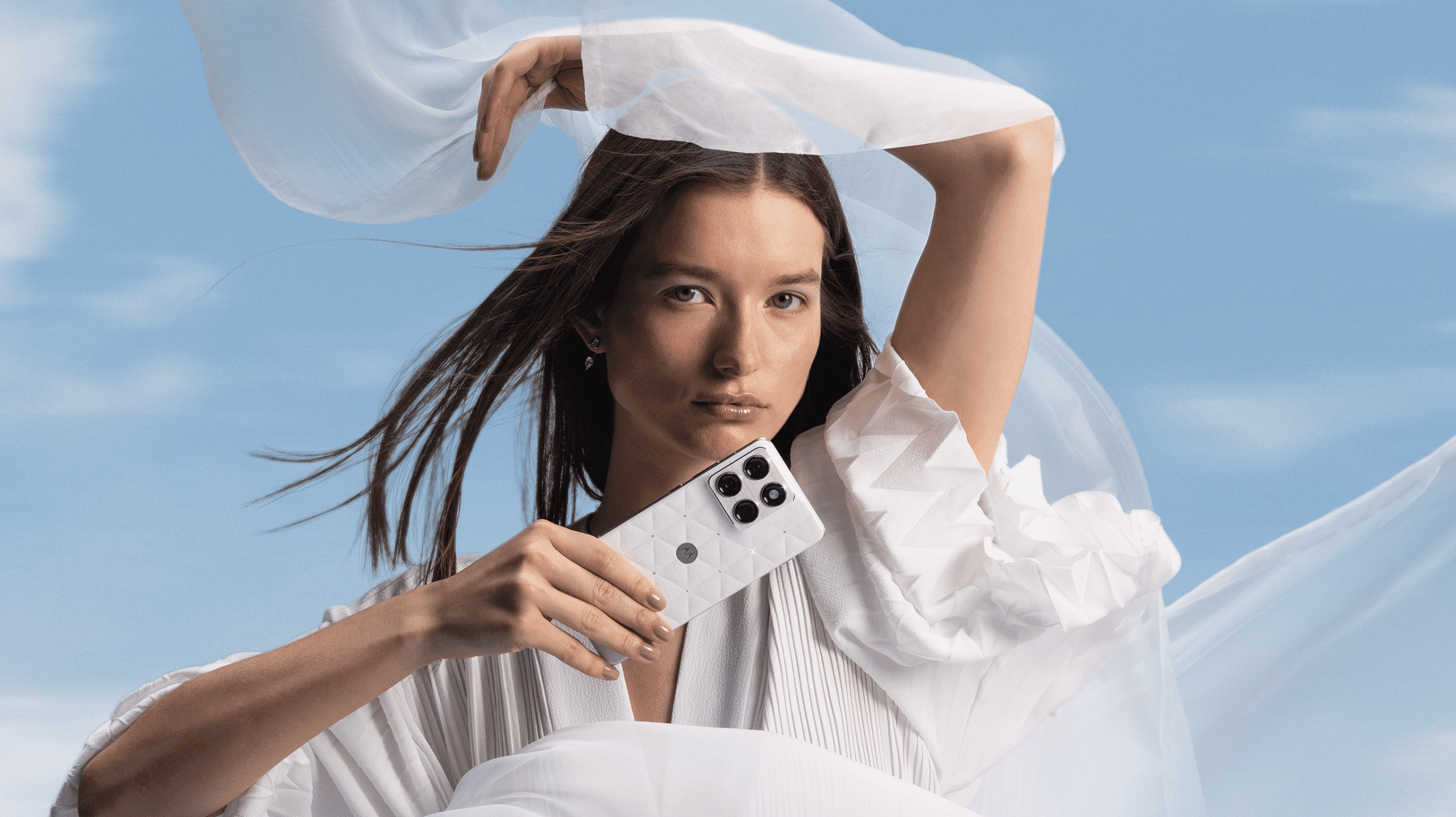 Special edition motorola edge 70 in Pantone Cloud Dancer en met Crystals by Swarovski